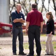 Experts et agriculteur discutent à l'extérieur